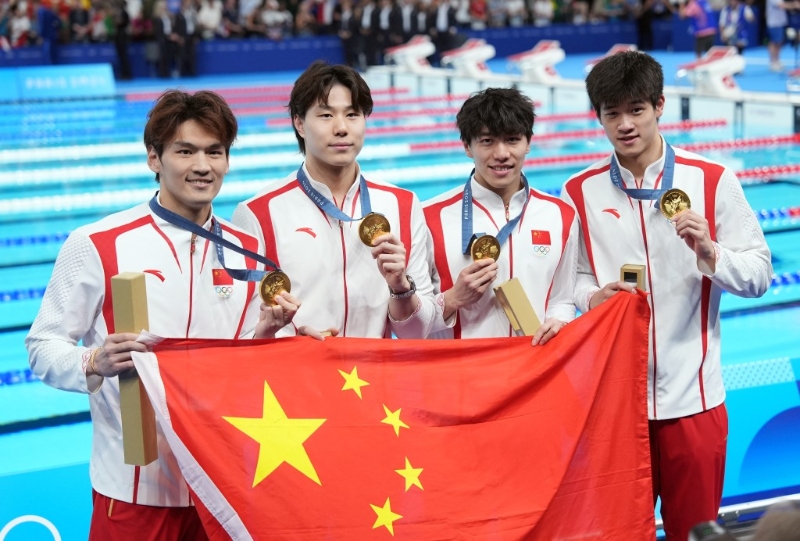 國家隊在男子4X100米混合接力賽由徐嘉余、覃海洋、孫佳俊和100自金牌得主潘展樂聯手壓倒美國隊奪得金牌。
