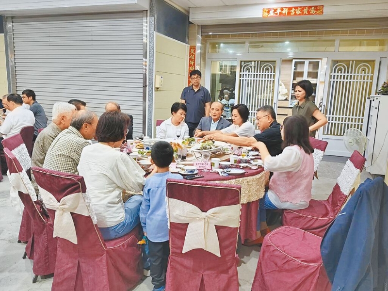 臺中市長盧秀燕（右五）7月5日晚間到高雄向前“立法院長”王金平（右四）請益
