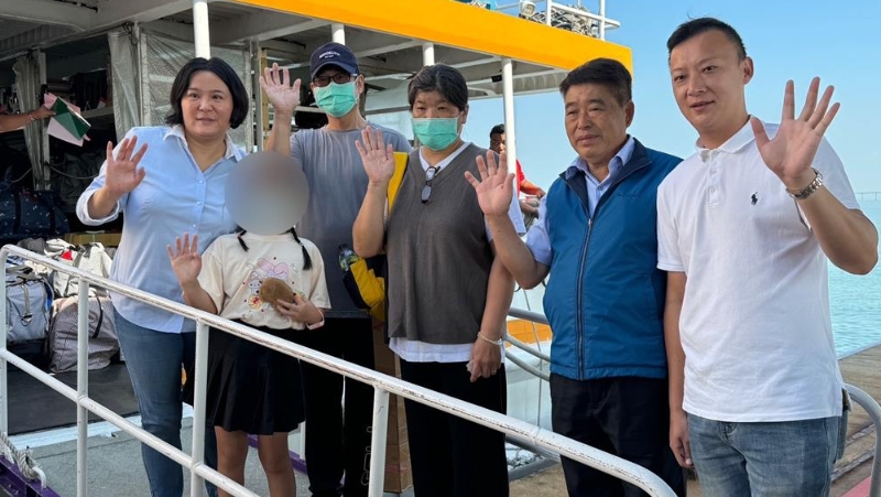 國民黨金門縣“立委”陳玉珍陪同胡男父母、女兒一同赴陸交接人