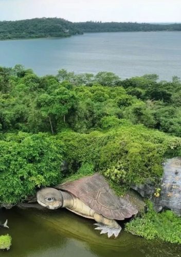 1. 湖光巖風景區 國家4A級旅游景點湖光巖風景區，被聯合國地質專家稱為研究地球和地質科學的天然年鑒。圖片來源：小紅書@西瓜小梁
