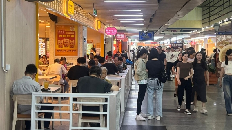 深圳商場內，平價快餐店更受顧客歡迎。