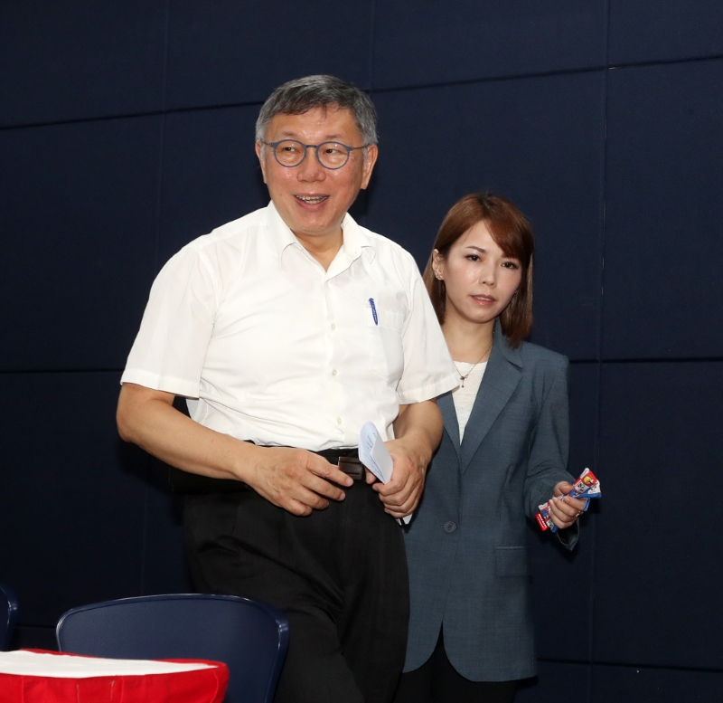 民眾黨主席柯文哲（左）、時任競總總干事黃珊珊、時任競總副總干事陳智菡（右）