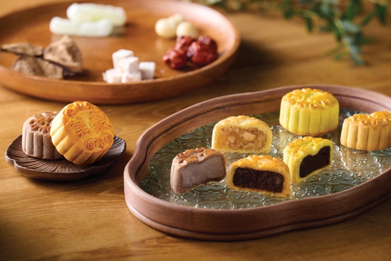 1.即焗四式迷你月餅，限量即焗，有夏果冬蓉、可可芋蓉、玫瑰金腿棗蓉及陳皮紅豆4款口味，新鮮熱辣。（$188 萬豪金殿）