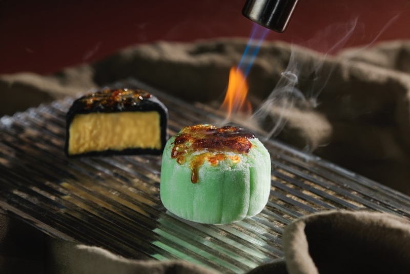 2.法式焦糖冰皮月餅，只限自取，即席用火槍燒焦冰皮表面，伴黑刺榴槤蓉及椰子蓉做餡料，外脆內軟。（$998 半島精品店與咖啡廳）