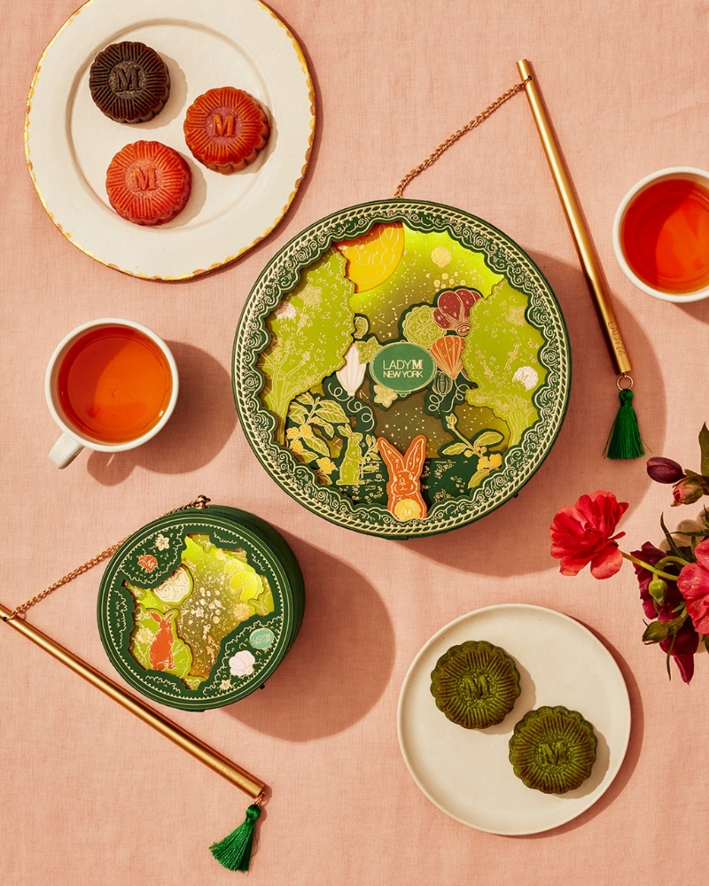 12.玉兔星影燈籠月餅禮盒，立體投影燈籠內有伯爵茶、黑芝麻及熱情果3款奶黃月餅，燈籠造型相當應節。（$688 Lady M）
