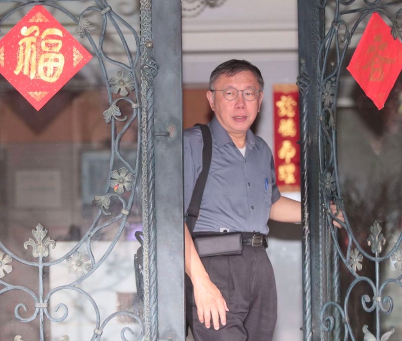 民眾黨主席柯文哲16日早上七點多出門并回應政治獻金案疑云。