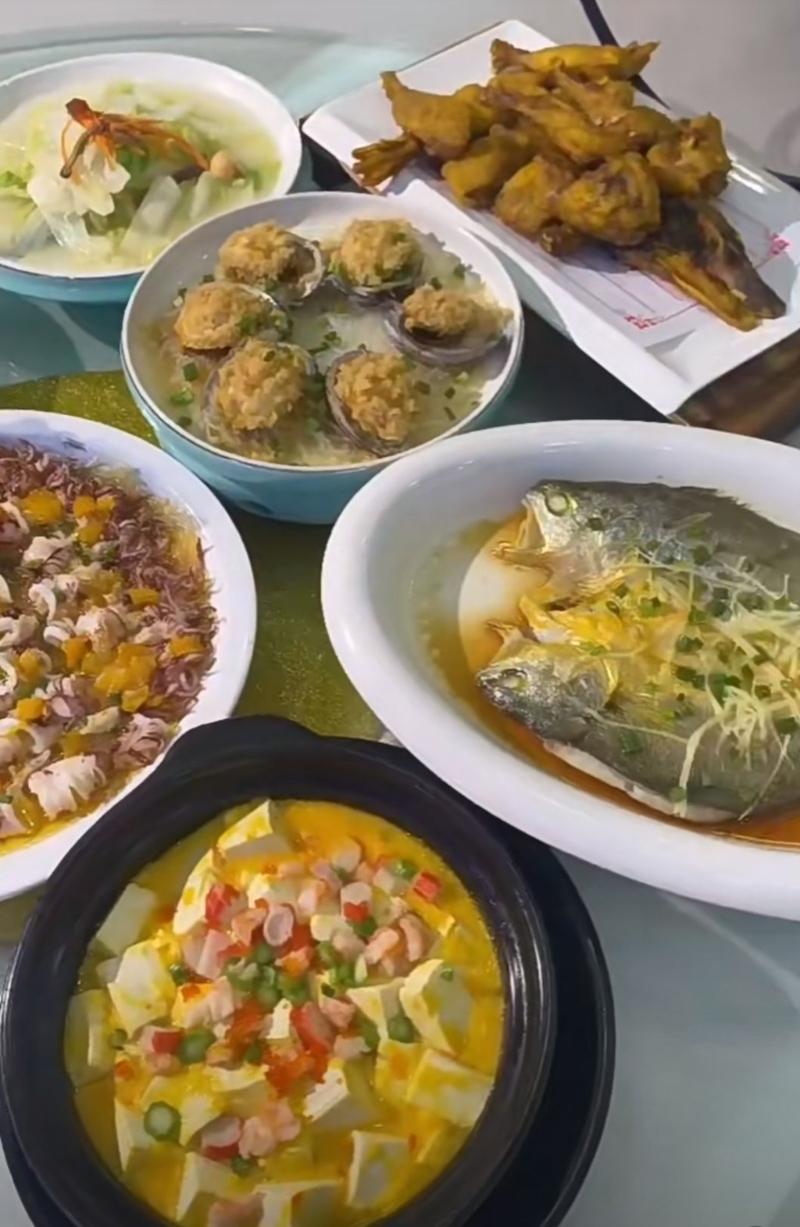 湛江特色美食2024｜4. 家園酒樓．何記安鋪雞 鮑魚海鮮套餐六位用￥278，包括湛江多款地道美食。（圖片來源：小紅書＠家園酒樓）