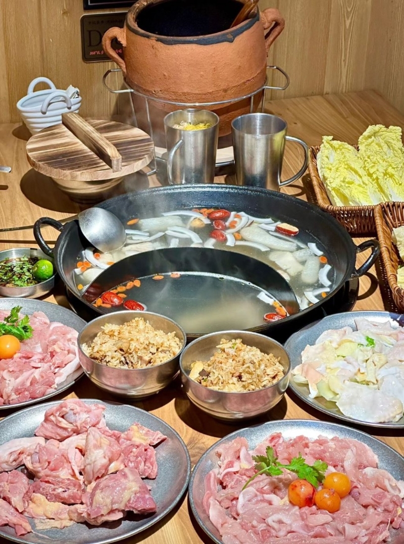 湛江美食2024｜3. 背雞離鄉老雞火鍋 大眾點評團購二至三人套餐￥119，菜式豐富。（圖片來源：小紅書＠kathy小丸子）