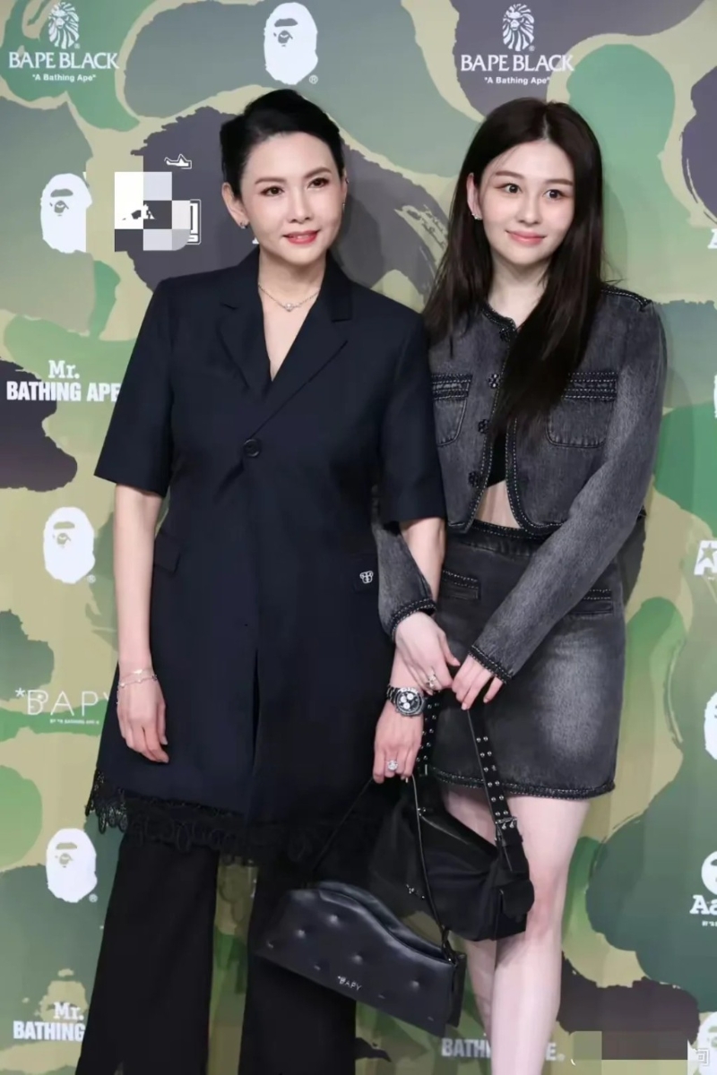 邱淑貞日前為撐老公時裝品牌活動，與沈月母女檔現身