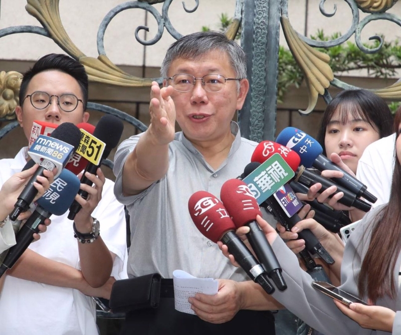民眾黨主席柯文哲18日外出時，回應媒體提問。 中時資料照