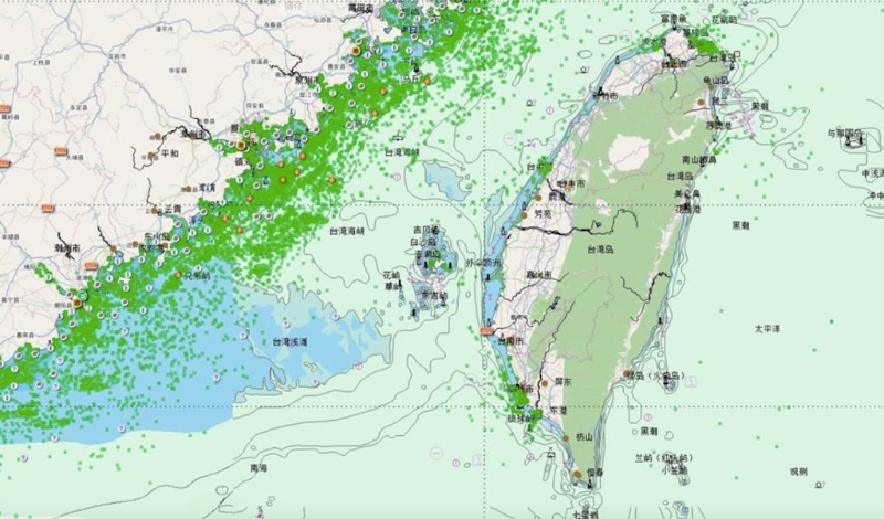 臺灣海峽航行船舶實時分布情況，綠點代表正在臺灣海峽航行的船只。圖：玉淵譚天