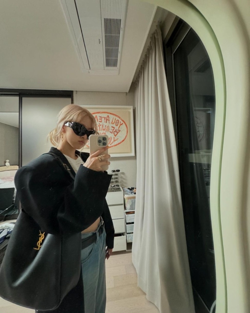 BLACKPINK成員Rosé以Saint Laurent的黑色LE 5 à 7 Supple系列 Hobo單肩手袋，配襯中性型格衣著。 （圖：IG@roses_are_rosie）