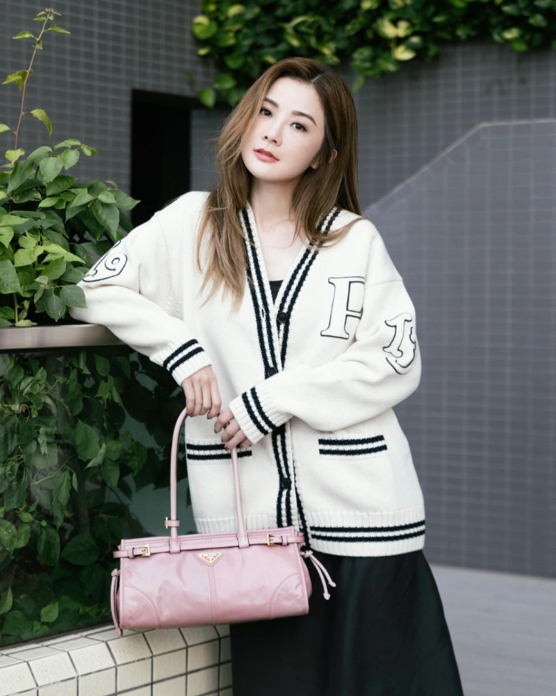 本地女星蔡卓妍手中的是Prada皮腰帶綴飾粉紅色手袋，散發女性魅力。 （圖： IG@choisaaaa）