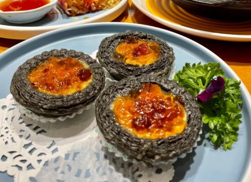 蝦餃妹竹炭桃膠蛋撻賣相吸睛，打卡必吃美食。