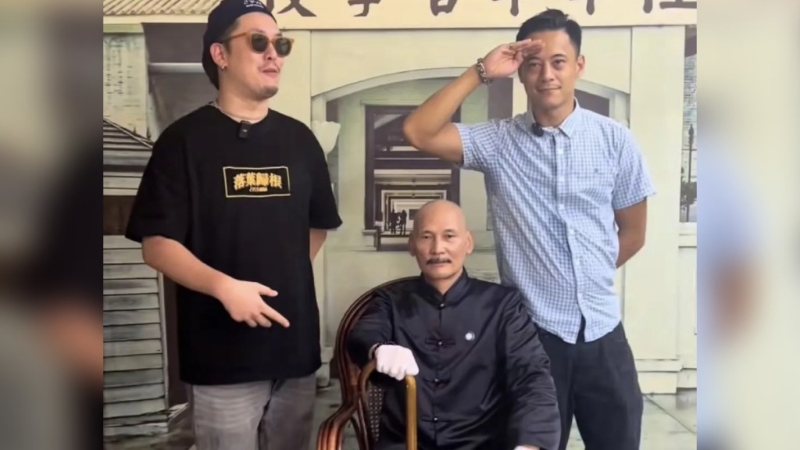 蔣介石曾孫蔣友青（右）回浙江“認祖歸宗”，與蔣介石扮演者合照。