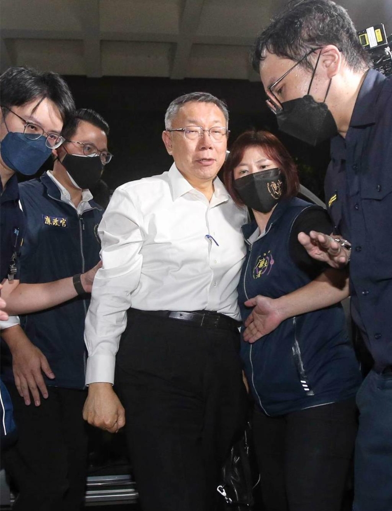 檢廉偵辦京華城案，民眾黨主席、前臺北市長柯文哲（中）31日移送臺北地檢署復訊。