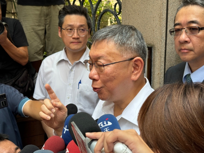 柯文哲現身，要廉政署說明為何搜索。