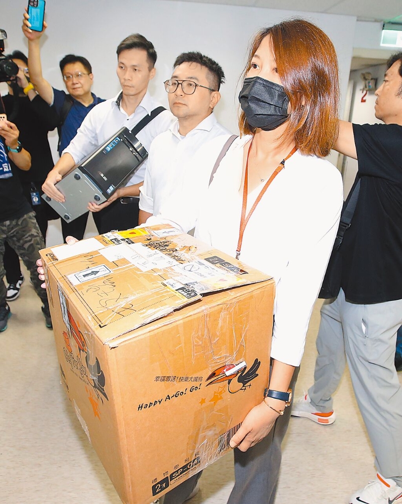 臺北地檢署偵辦京華城弊案，30日搜索柯文哲辦公室并帶走電腦主機等證物。