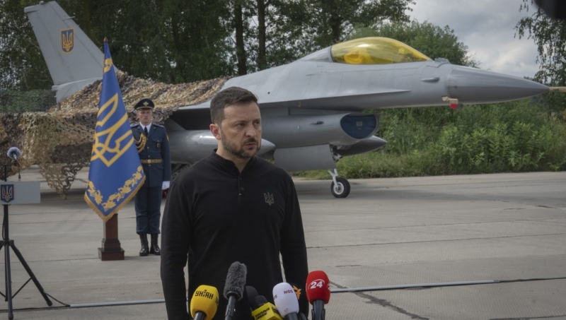 澤連斯基親自迎接首批送到烏克蘭的F-16戰機。