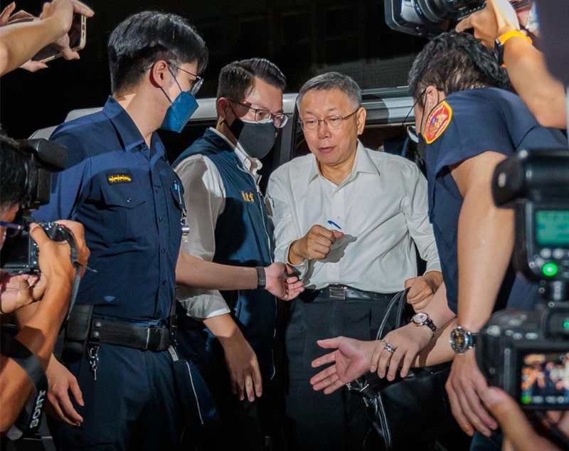 民眾黨主席柯文哲今（31）日凌晨移送北檢復訊，主張拒絕夜間偵訊，檢察官當庭逮捕。