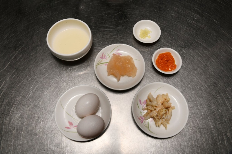 主材料包括膏蟹、乳龍蝦及日本蛋。