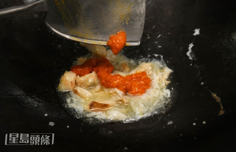 膏蟹折出肉和膏再以上湯煨煮至入味。