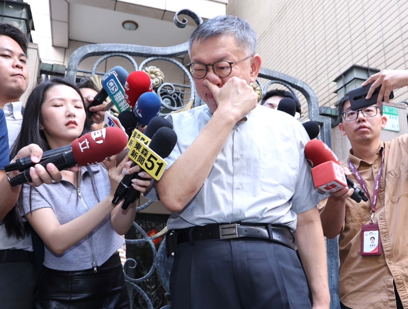 民眾黨主席柯文哲（見圖）因涉入京華城案遭聲押，臺北地方法院裁定無保請回，3日一早出門受訪，再度強調自己坦蕩蕩，呼吁檢調不要成為民進黨的機器。中時數據照