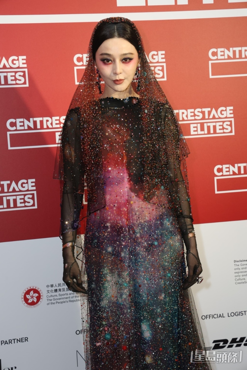 范冰冰身穿設計師云惟駿打造的一條以宇宙星體設計的透視拖尾紗裙現身。