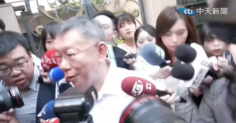民眾黨主席5日出門畫面。
