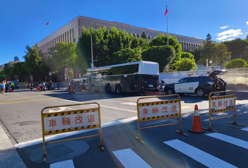 5日上午警方派出員警力進行交管維安。