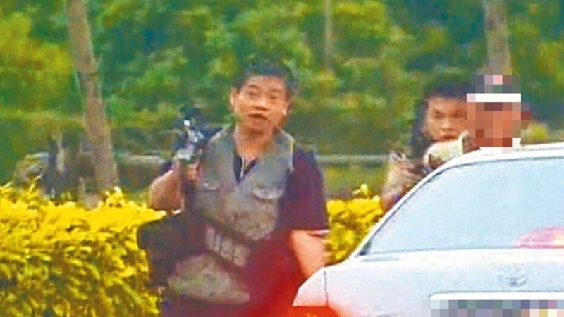 “臺灣張子強”張錫銘（左一）2004年與同伙被圍捕時挾持1名老農（右一）和警察街頭槍戰。