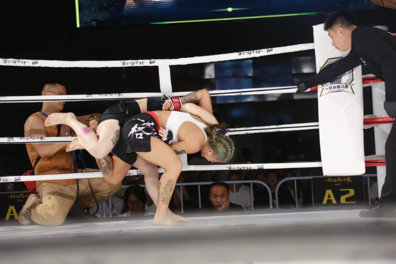 徐小姐是上海一名MMA女拳手。