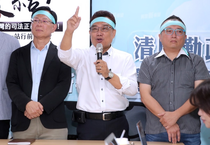 民眾黨中央發起聲援行動，展開全臺宣講，8日首站在立法院群賢樓前登場。 民眾黨立委張啟楷（左起）、林國成、秘書長周榆修等人8日召開記者會。