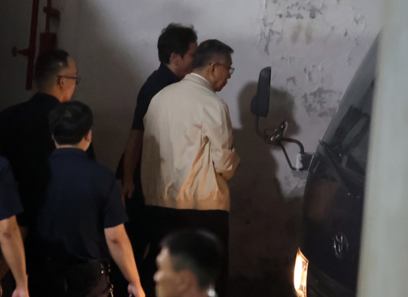 圖為5日晚間柯文哲（白衣者）被裁定羈押后，在法警陪同下走上囚車。中時資料照