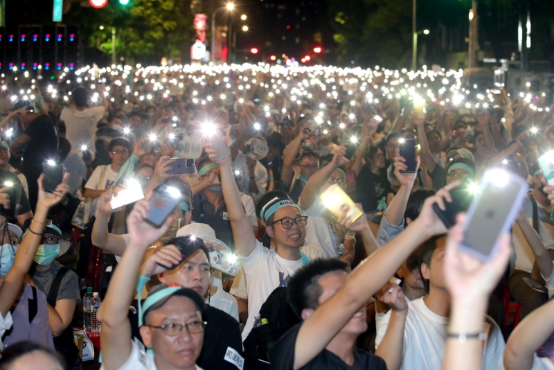 民眾黨主席柯文哲因京華城容積率弊案遭到羈押，民眾黨中央發起聲援行動，展開全臺宣講，8日首站在“立法院”群賢樓前登場，大批支持者擠滿濟南路，小草們活動結束前舉起手機燈海一同唱歌。