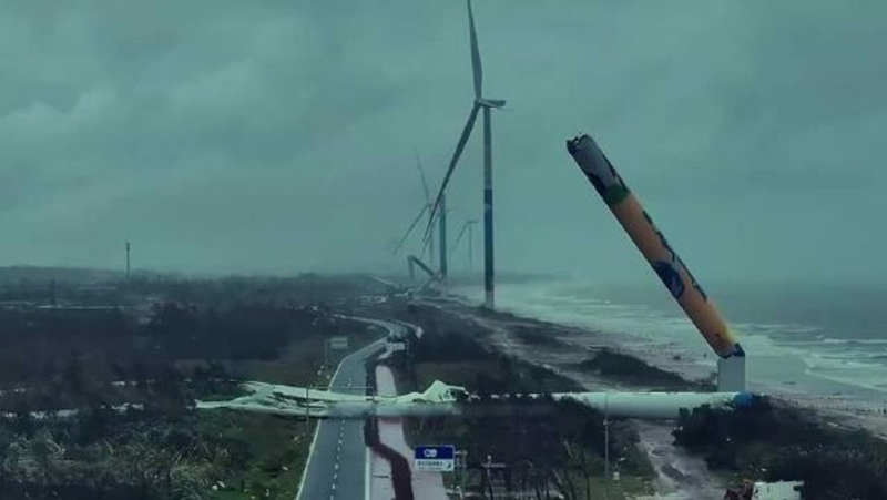 強臺風摩羯橫掃海南島，幾百米高的風力發電扇被折斷。