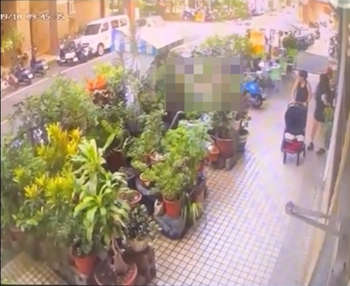 陳男意外墜樓，差點砸到人行道上的路人跟嬰兒車。