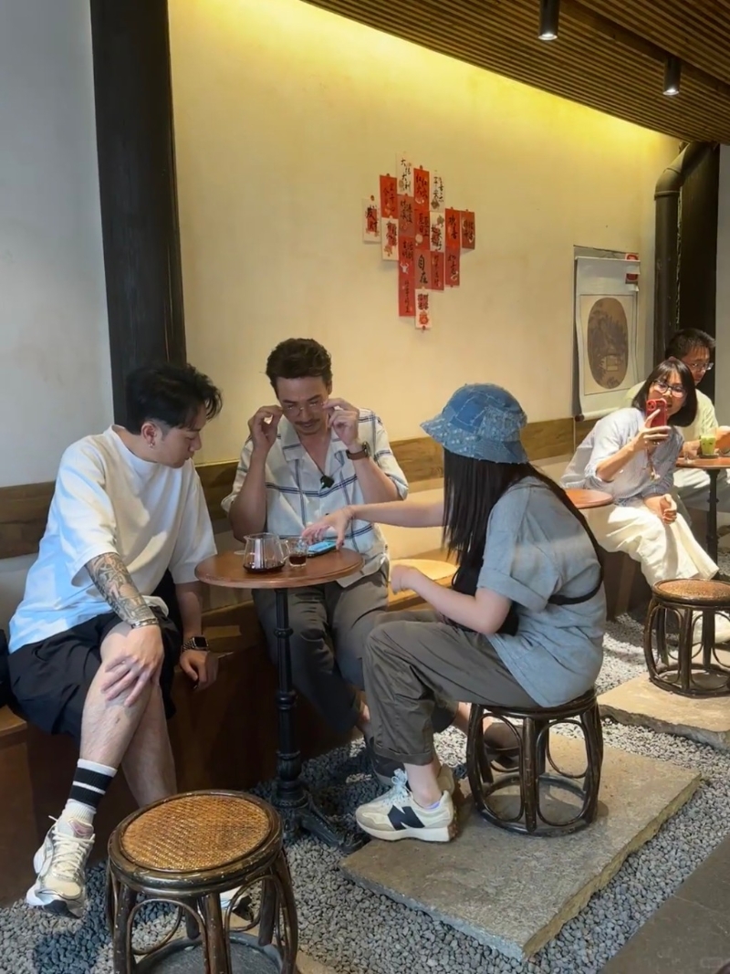 名女工作人員把手機拿給陳豪看時，陳豪立即要戴上金絲眼鏡。