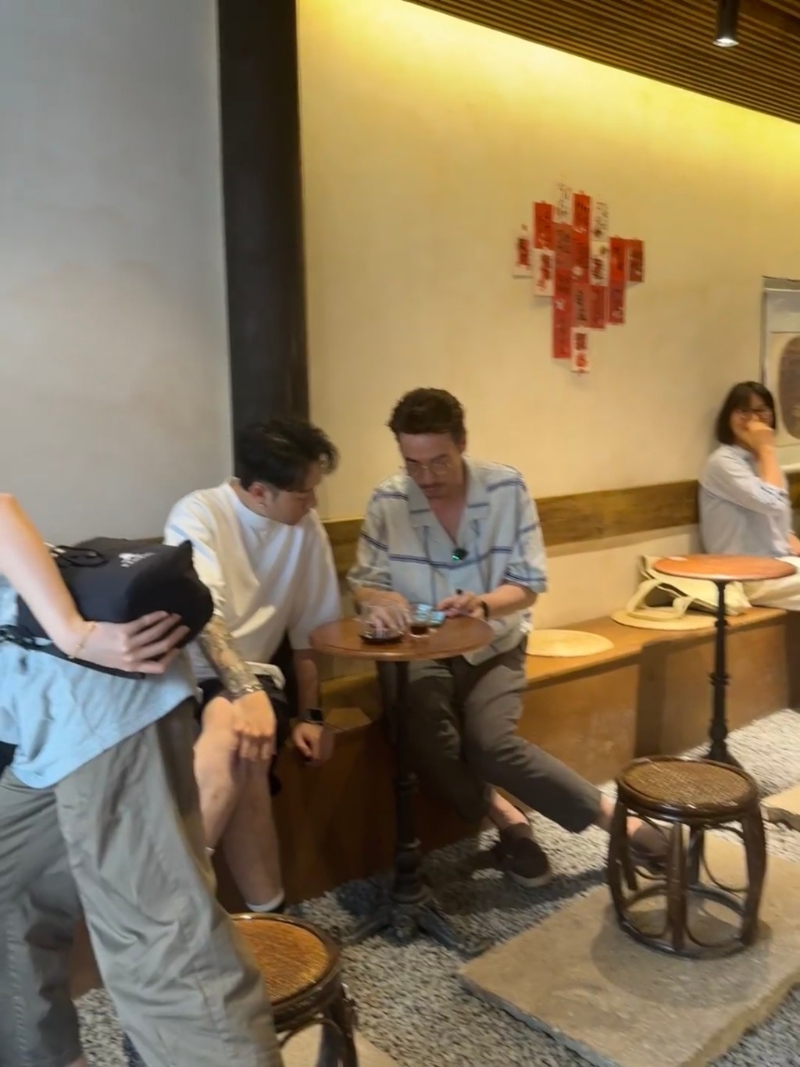 陳豪把手機放在桌上與另一名工作人員一齊看手機及研究拍攝詳情，看來陳豪的老花越來越嚴重。