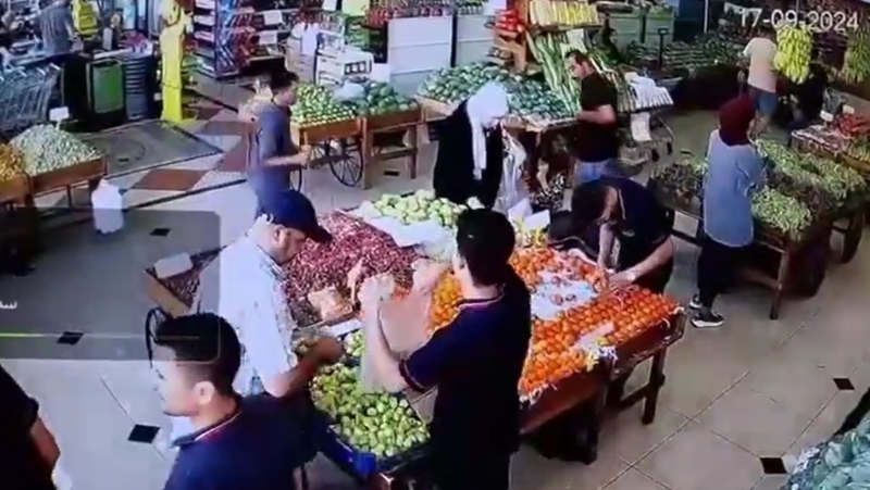 事發前，白衣男子在蔬果文件購物。