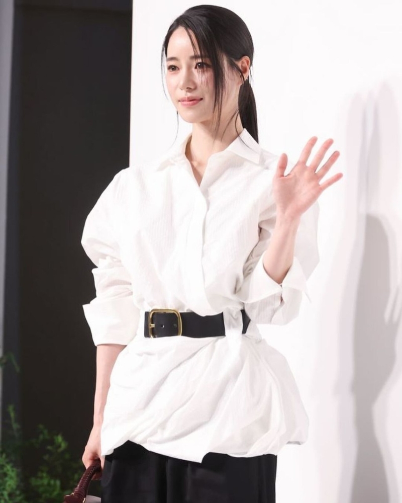 韓星林智妍穿著Loewe配腰帶節白色恤衫，下襯闊身褲，造型優雅且滿載時尚感。 （圖片來源：IG@limjjy2）