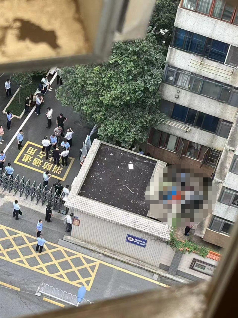 網傳事發現場照片，三名死者伏尸在大廈外。