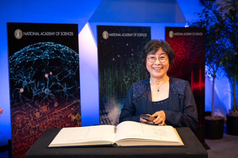 在美國國家科學院院士頒授儀式上簽名。