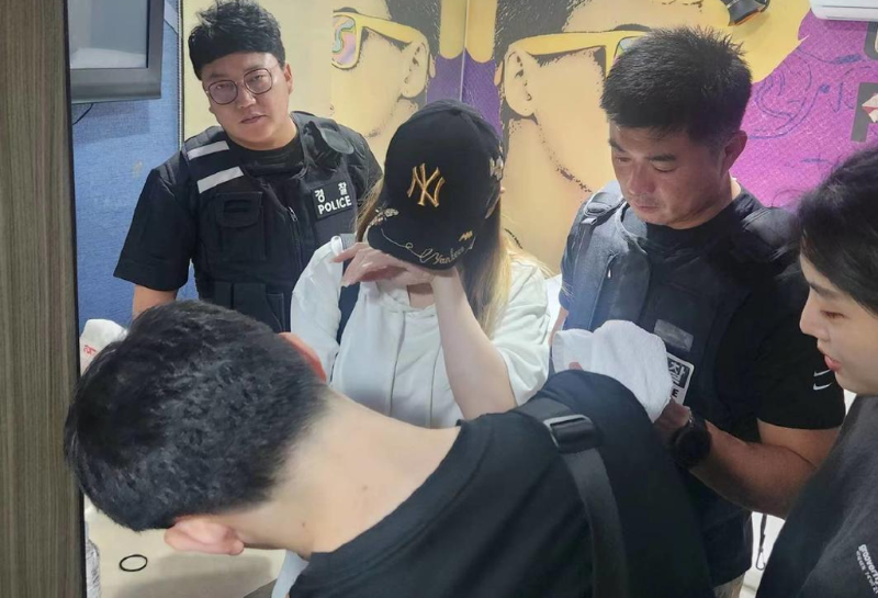 知情人提供的李娜被韓國警方抓捕后的現場照片。
