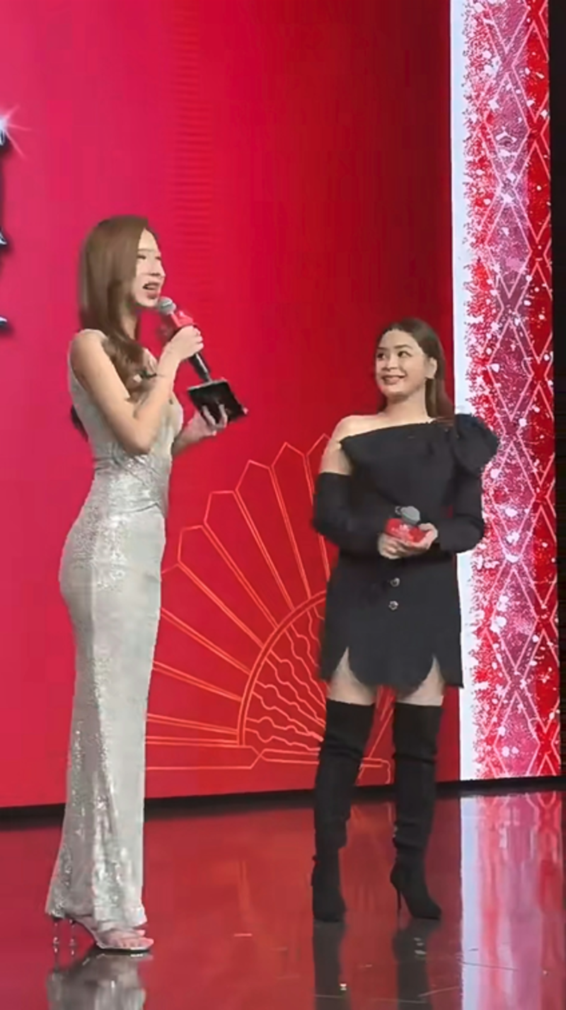 阿嬌站在女主持人旁，顯得嬌小、豐腴。（圖／微博）