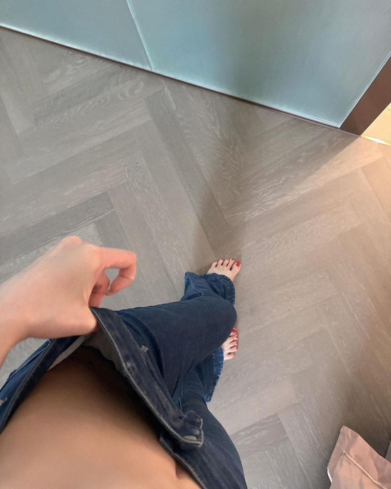在另一張照片中，Cammi 為了展示自己打消脂針的威力，疑似半裸上陣，更將牛仔褲的褲頭拉開并從上往下拍，邪惡視角下疑似沒穿內褲，完全不怕私密部位曝光，大尺度令人嘩然。