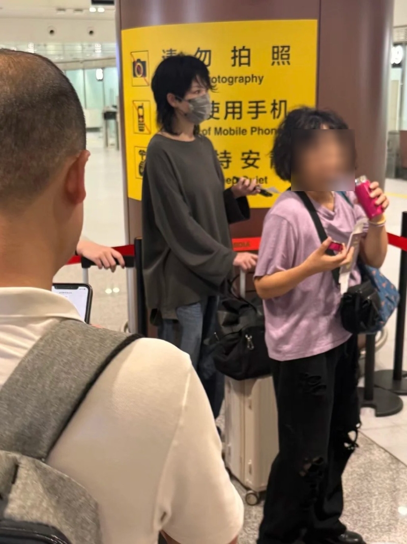 有網民在中秋節拍到王菲在機場出現。