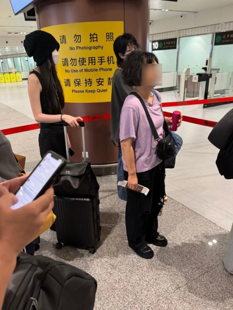 李嫣一身型格打扮，站在媽媽身旁已經高過媽媽。