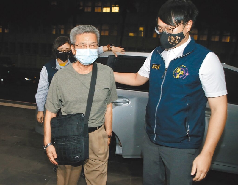 前臺北市長辦公室主任李文宗（前左）移送北檢複訊。