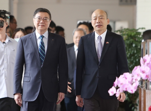 卓榮泰（左）上個會期開議前，拜會”韓國瑜（右）。